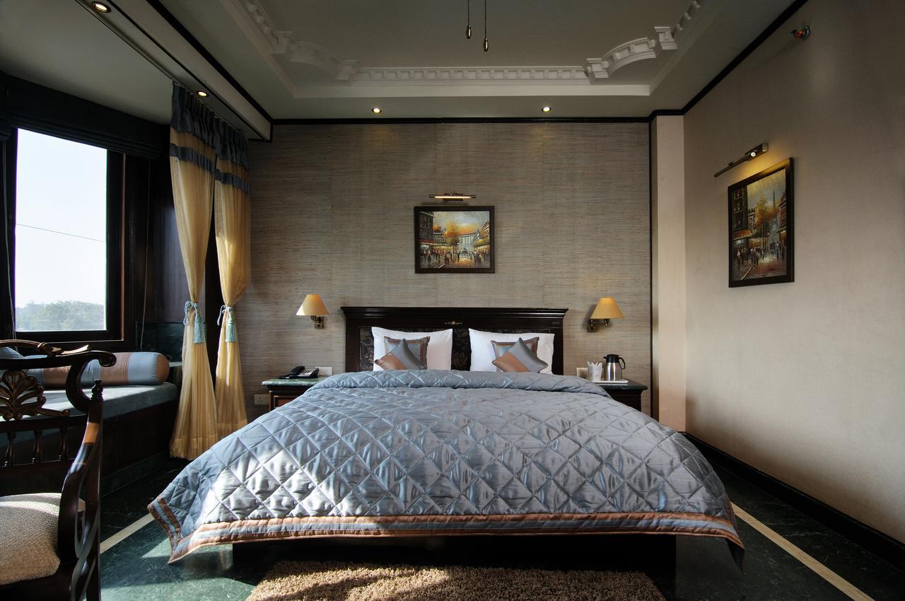 Hotel Diplomat Residency